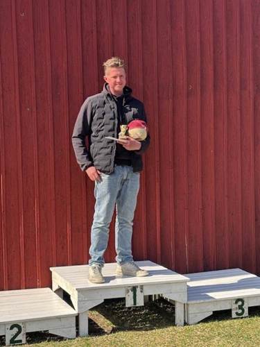 En bild som visar klädsel, person, utomhus, fotbeklädnader

AI-genererat innehåll kan vara felaktigt.