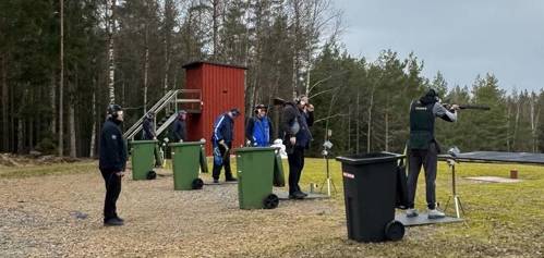 En bild som visar utomhus, himmel, träd, Soptunna

AI-genererat innehåll kan vara felaktigt.