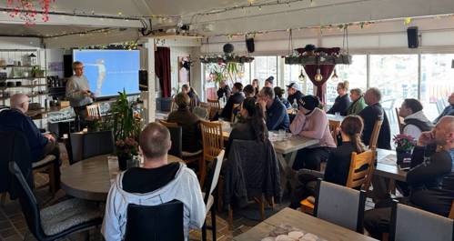 En bild som visar klädsel, person, scen, möbler

AI-genererat innehåll kan vara felaktigt.